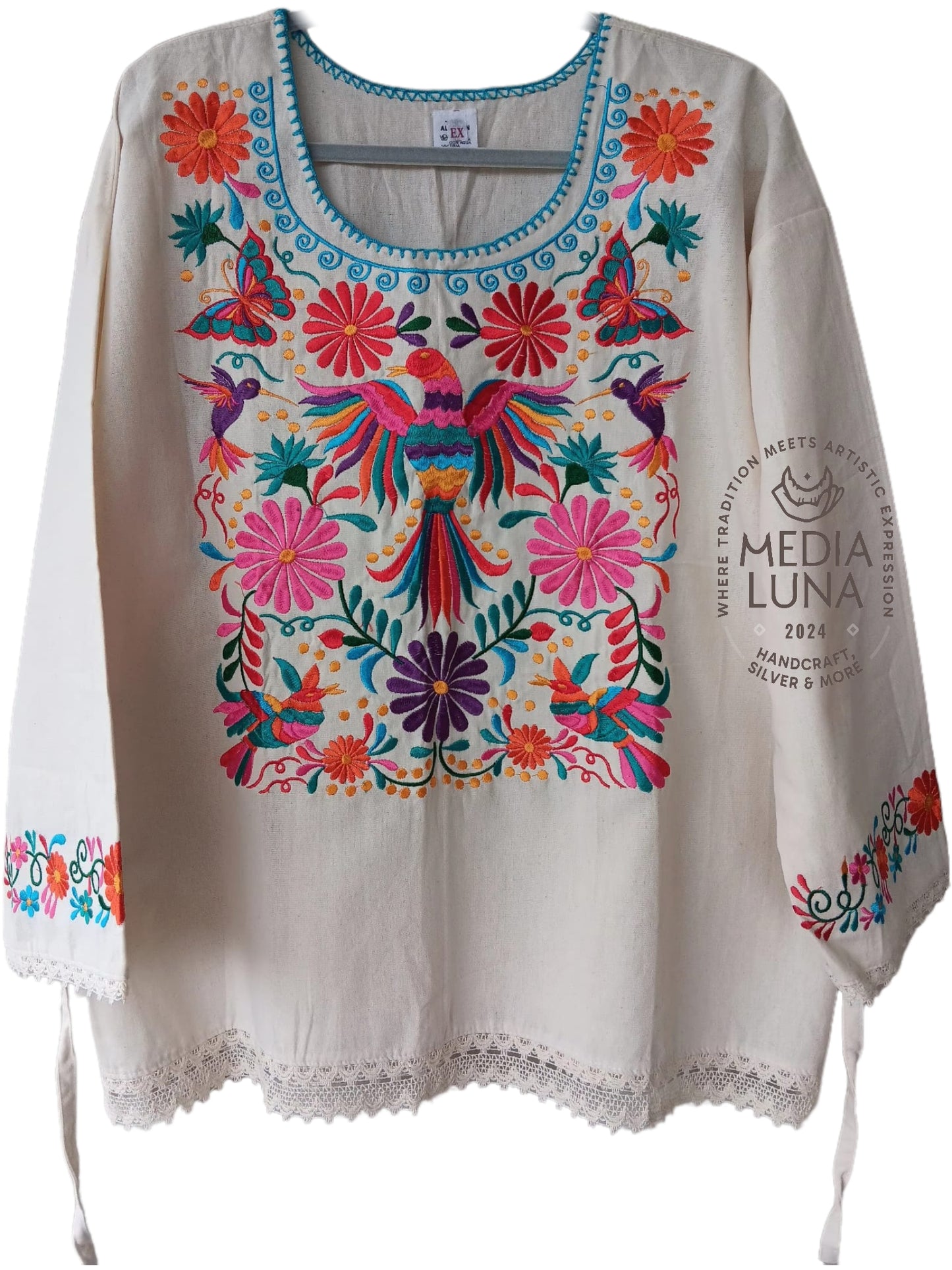 Blusa artesanal con bordado de pájaros y flores.