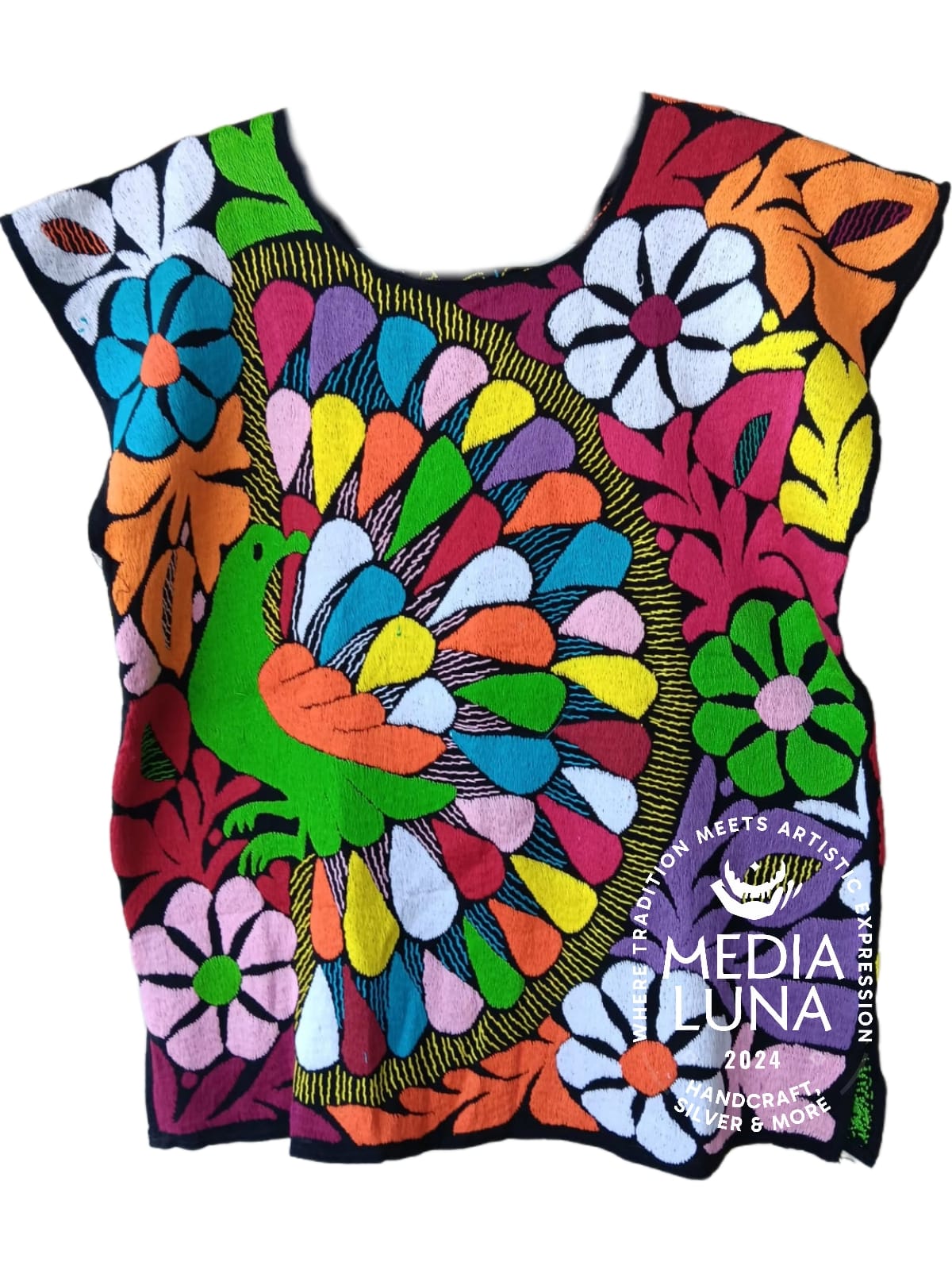 Blusa o huipil artesanal oaxaqueño de manta de algodón bordado a mano.