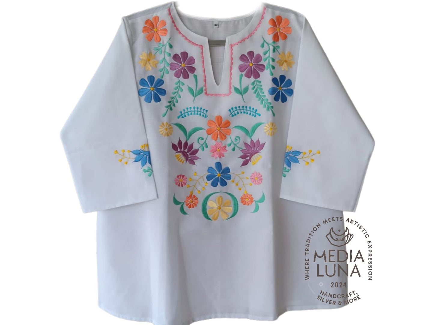 Blusa artesanal yucateca con bordado floral.