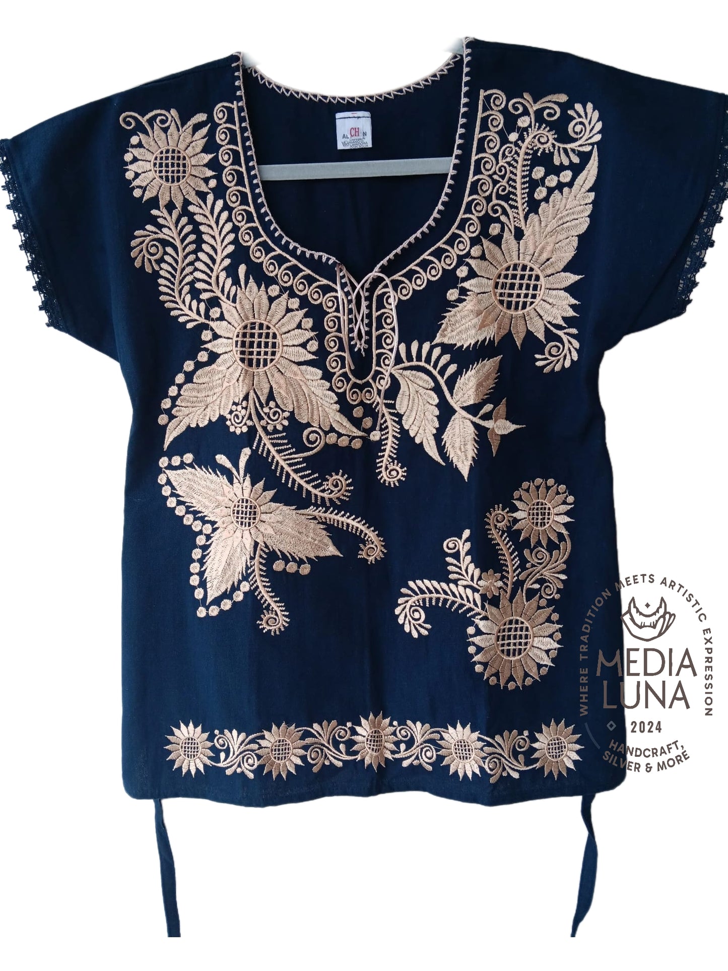 Blusa artesanal tipo kimono con bordado floral.
