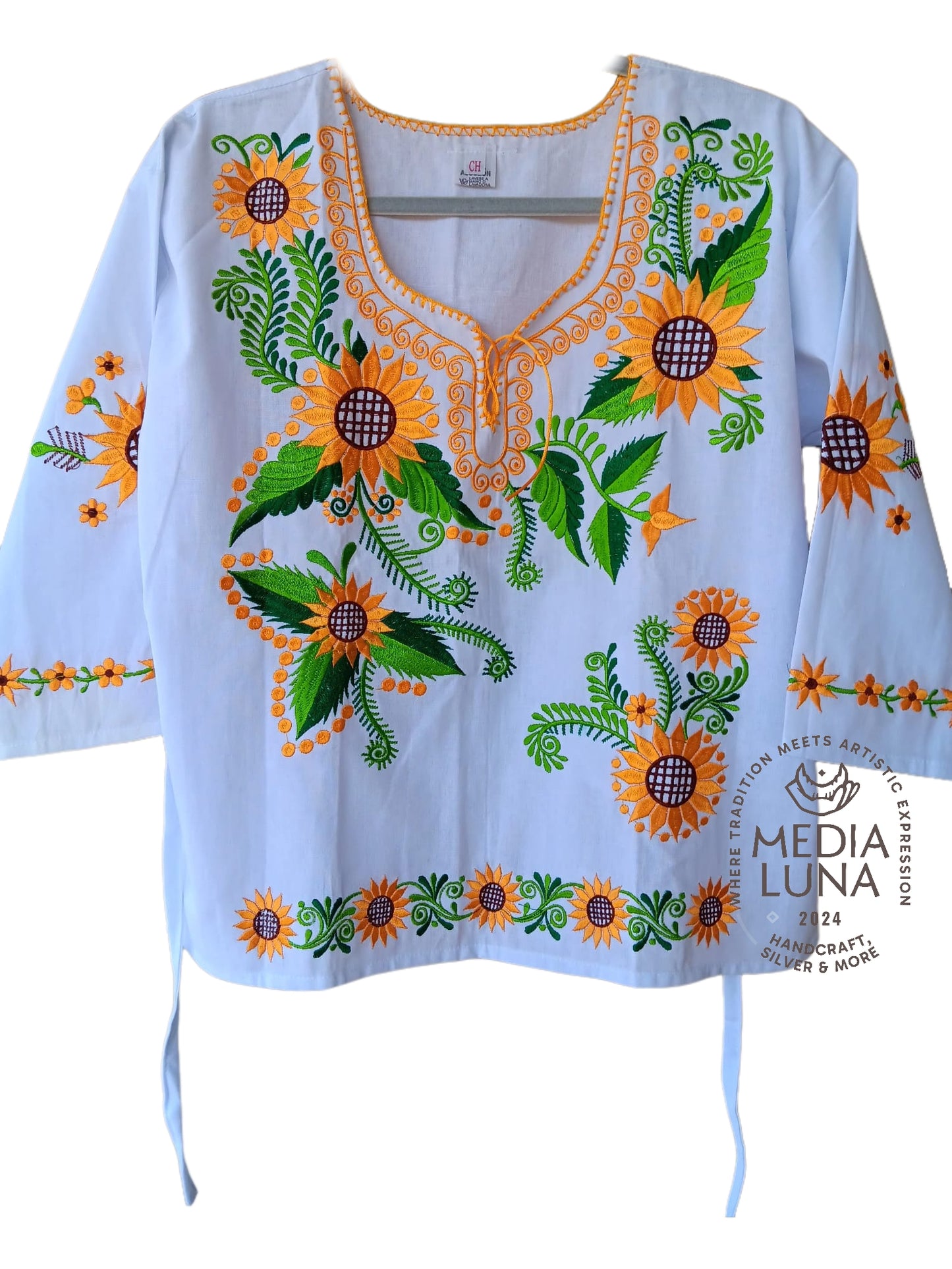 Blusa artesanal con bordado de girasoles.