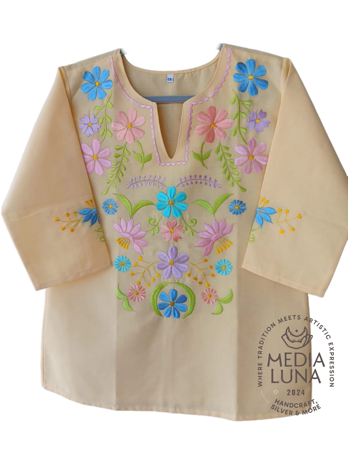 Blusa artesanal yucateca con bordado floral.