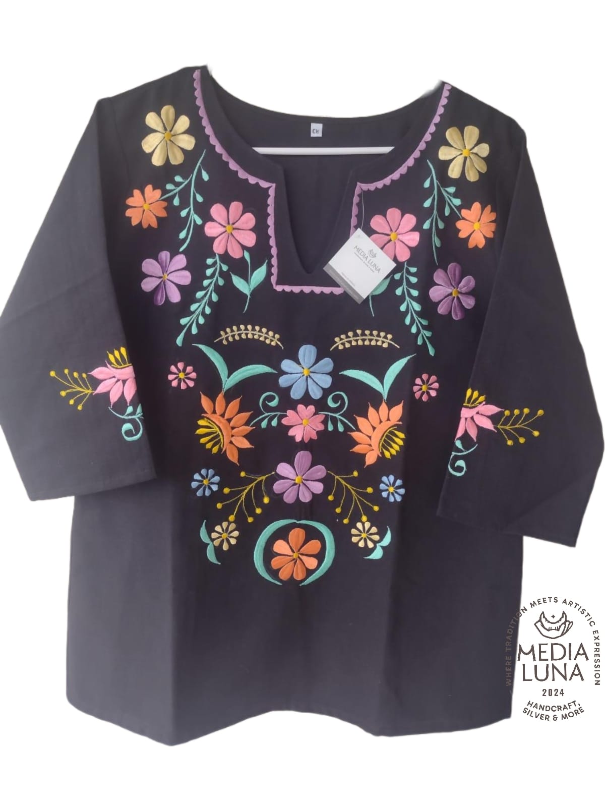 Blusa artesanal yucateca con bordado floral.