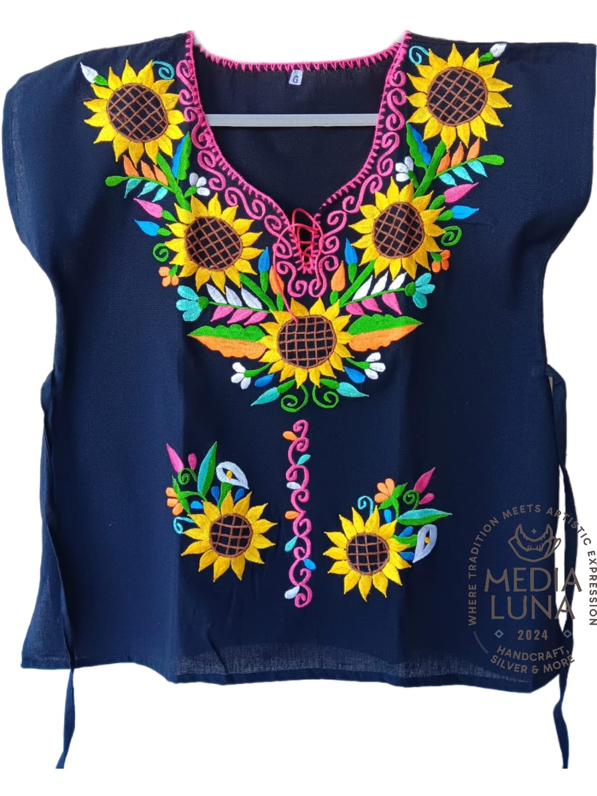 Blusa artesanal tipo kimono con bordado floral.