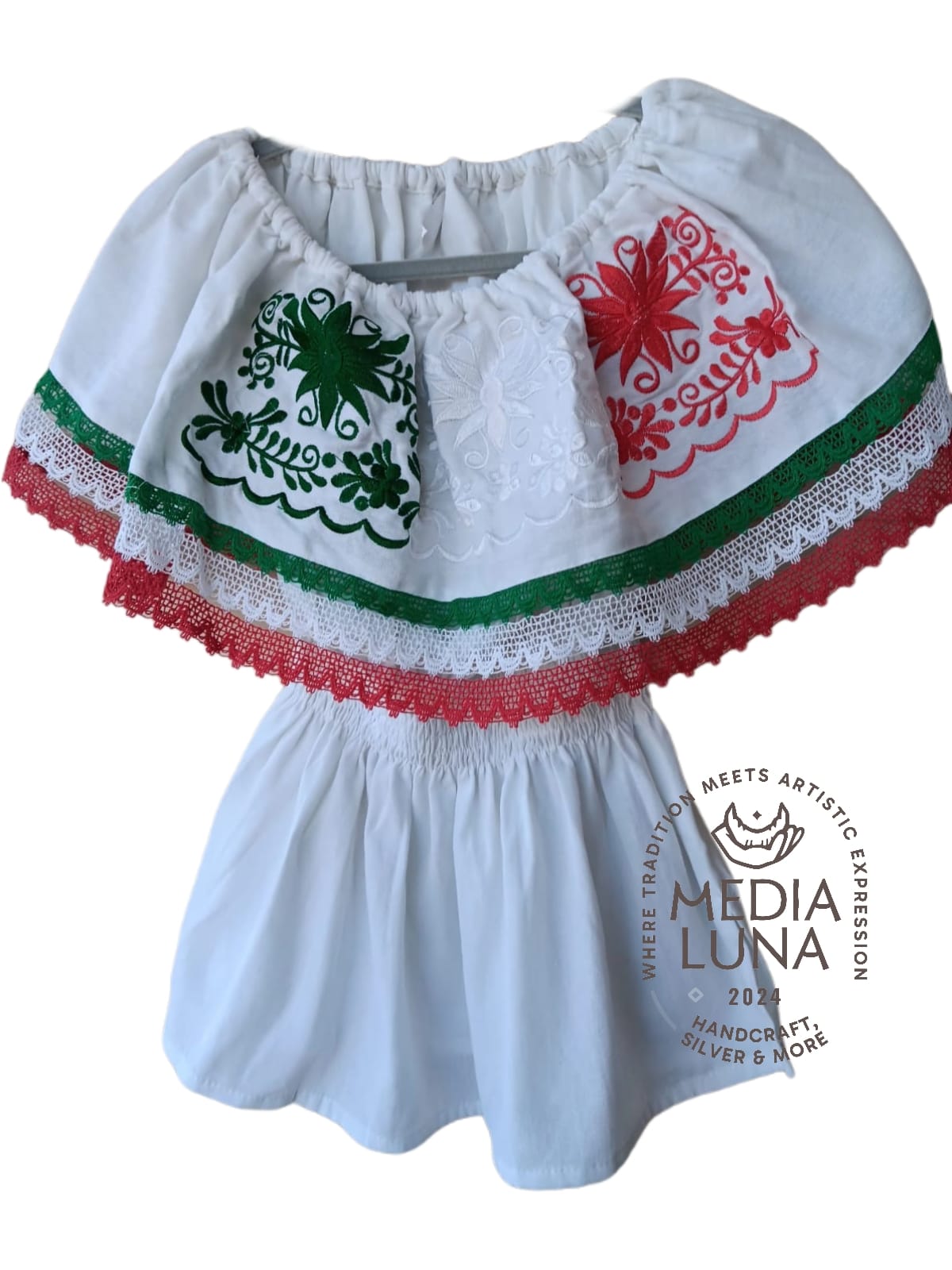 Blusa artesanal de algodón bordada con motivos florales y de Fiestas Patrias.
