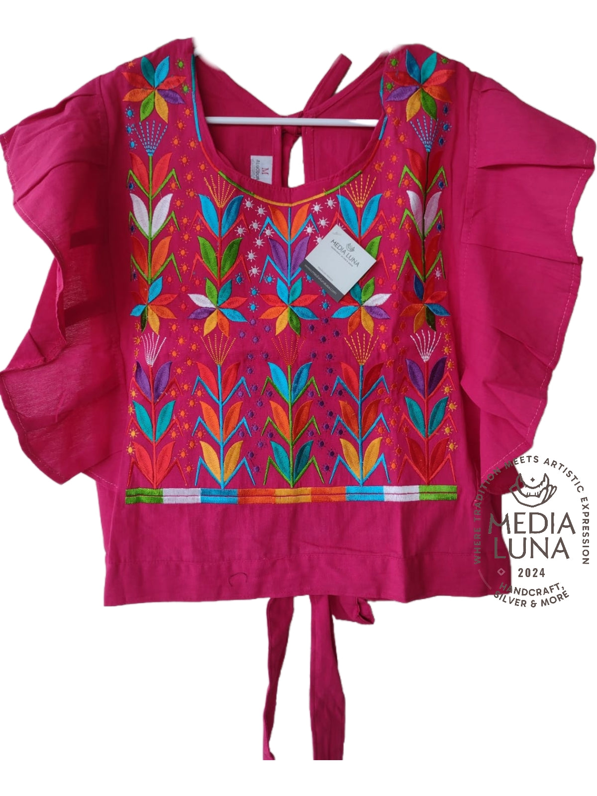 Blusa artesanal con bordado de flores.