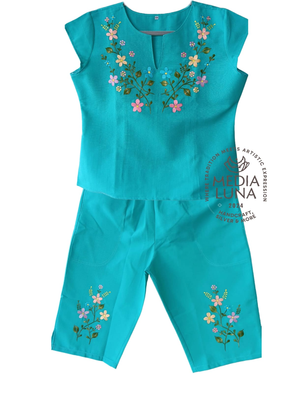 Conjunto artesanal de 2 piezas con bordado de flores.