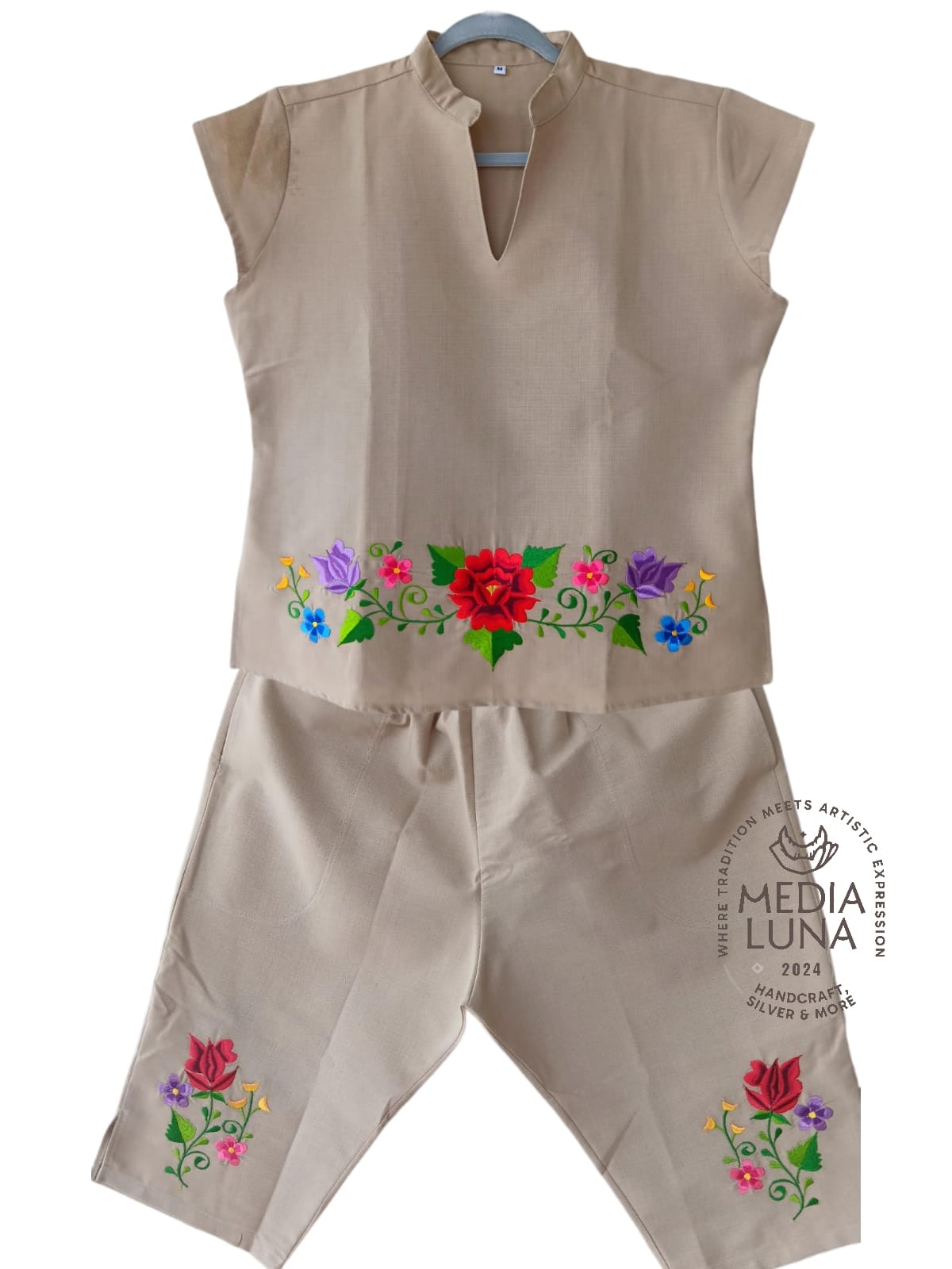 Conjunto artesanal de 2 piezas con bordado de flores.