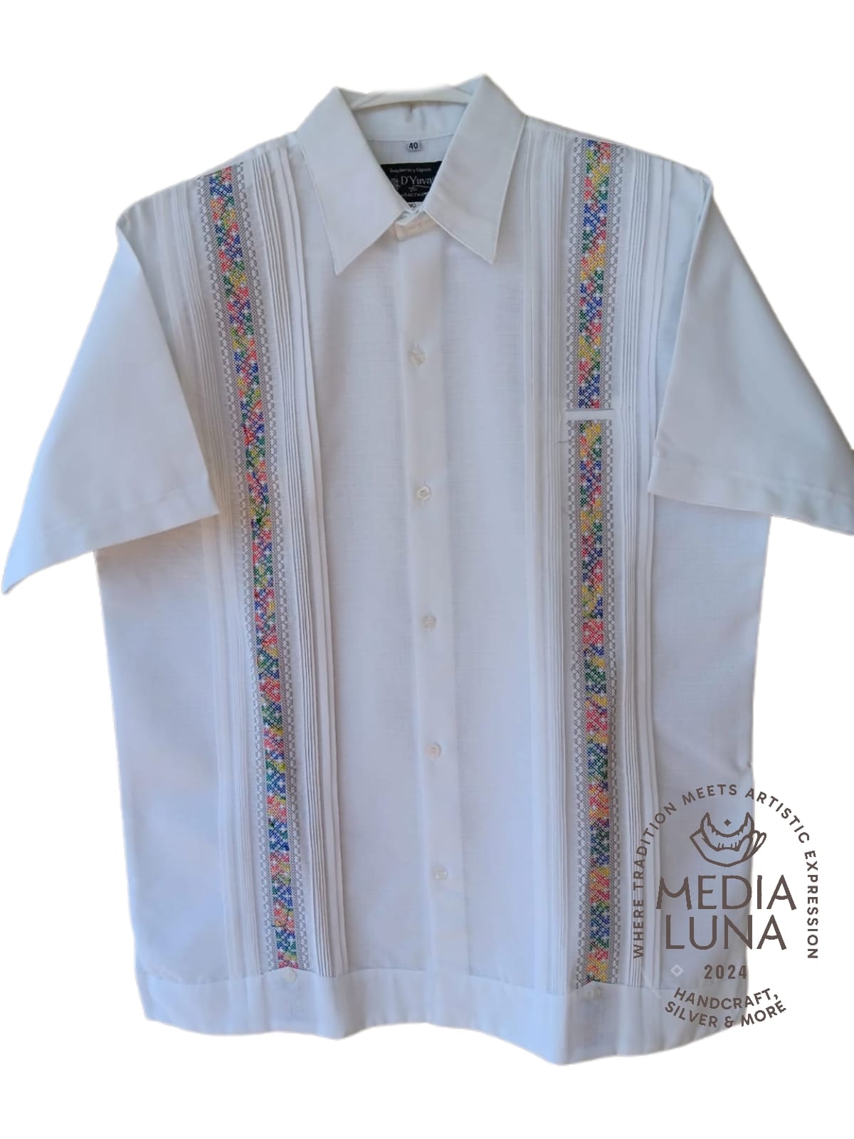 Guayabera modelo Arcoíris, diseño clásico bordado de colores.