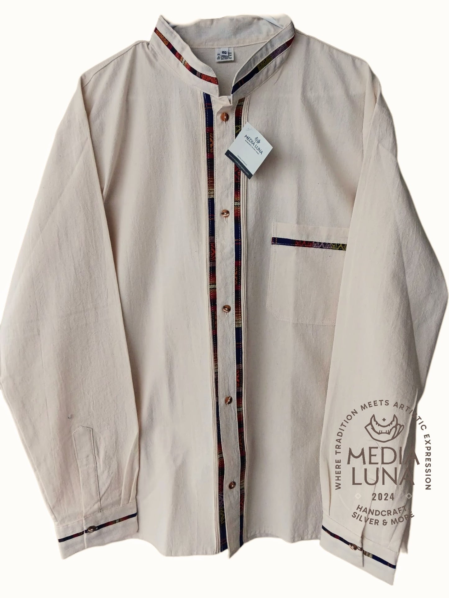 Camisa tipo Guayabera Coralillo de manga larga.