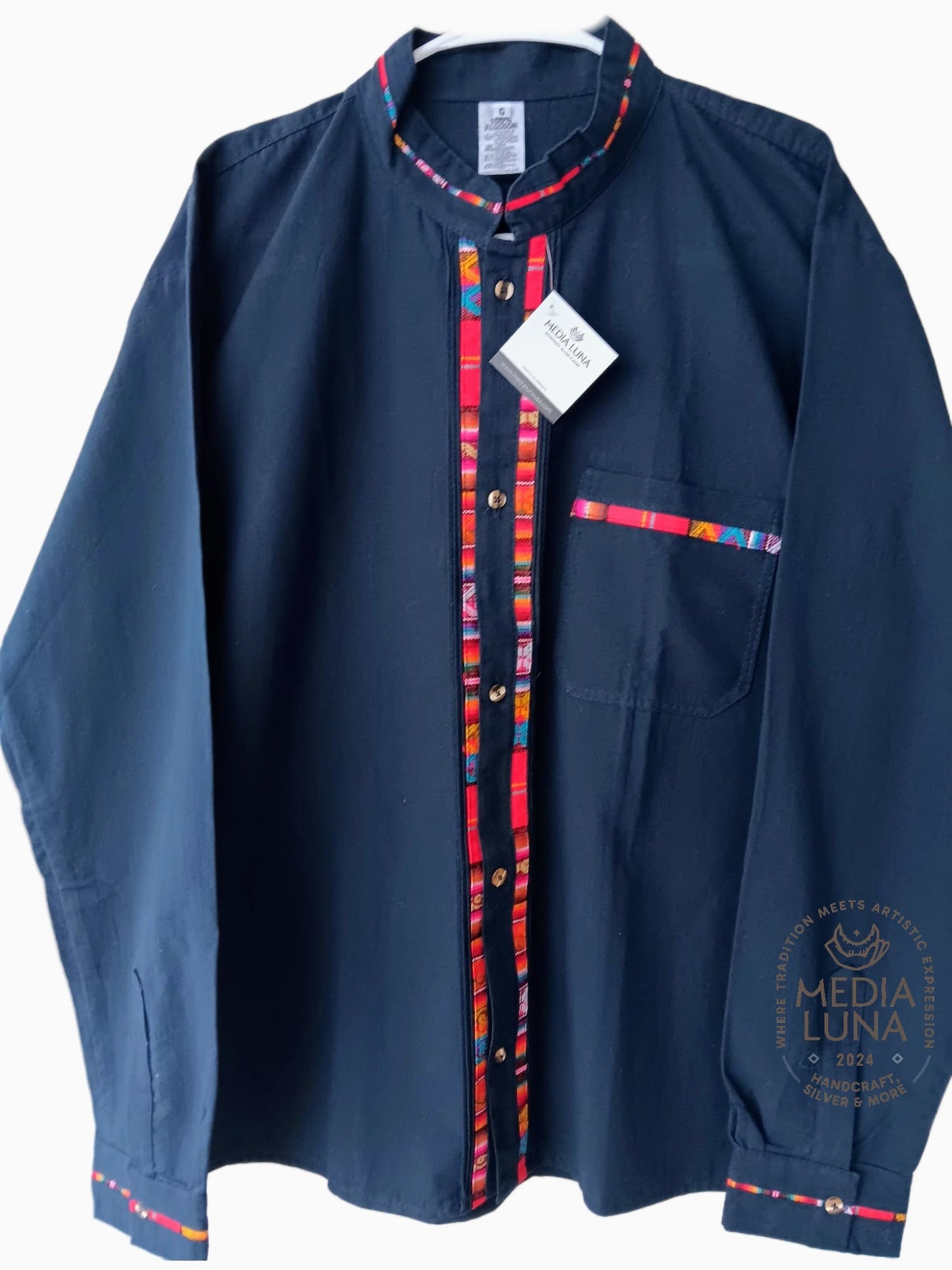 Camisa tipo Guayabera Coralillo de manga larga.