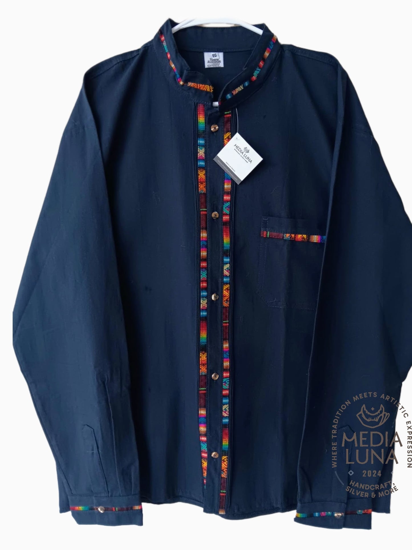 Camisa tipo Guayabera Coralillo de manga larga.
