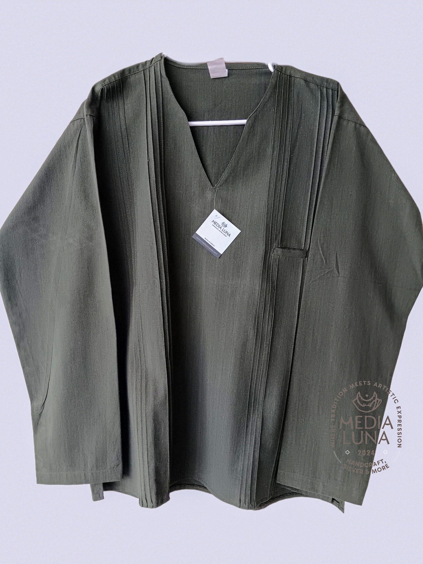 Camisa artesanal color verde olivo manga larga.