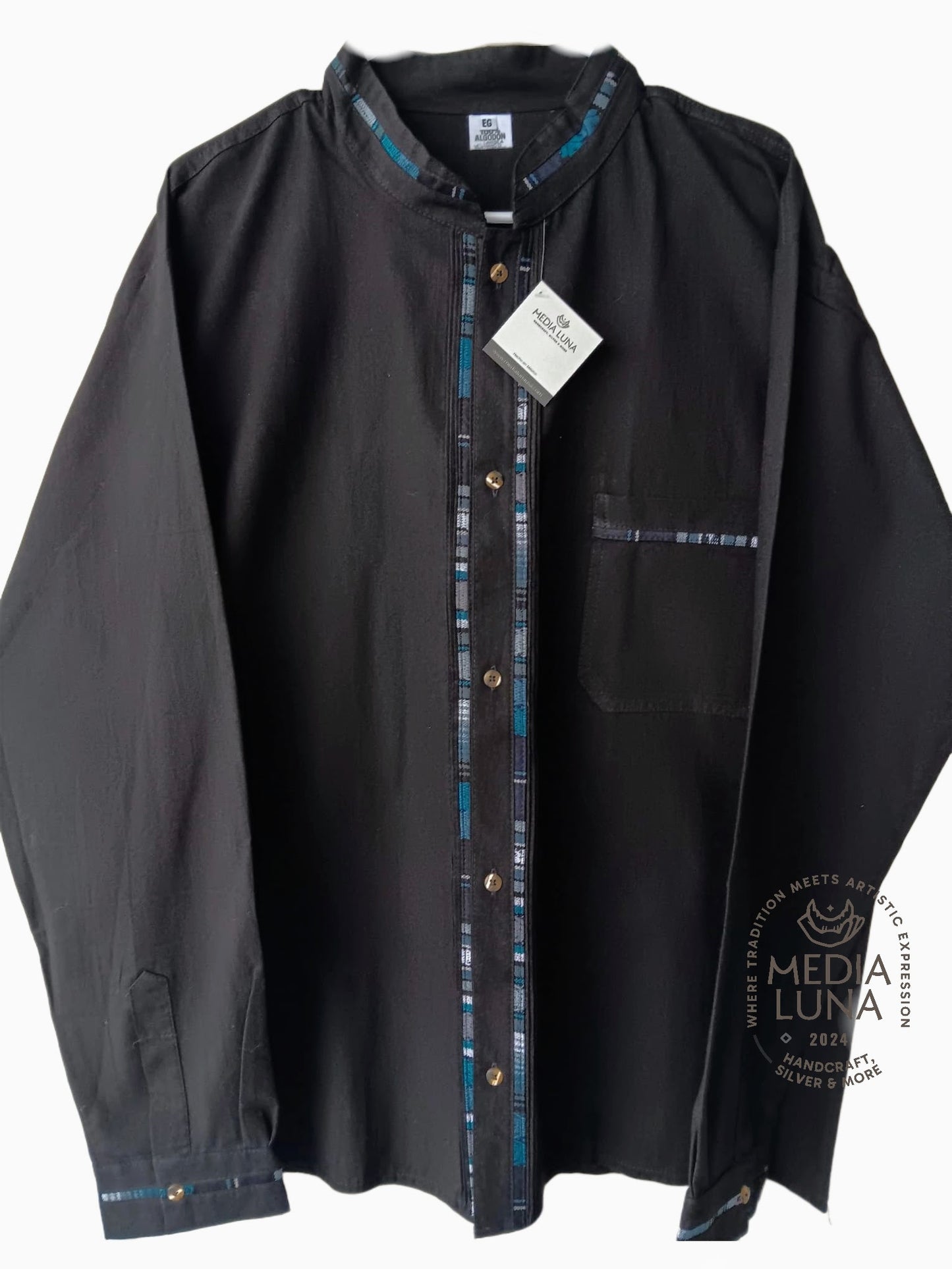 Camisa tipo Guayabera Coralillo de manga larga.