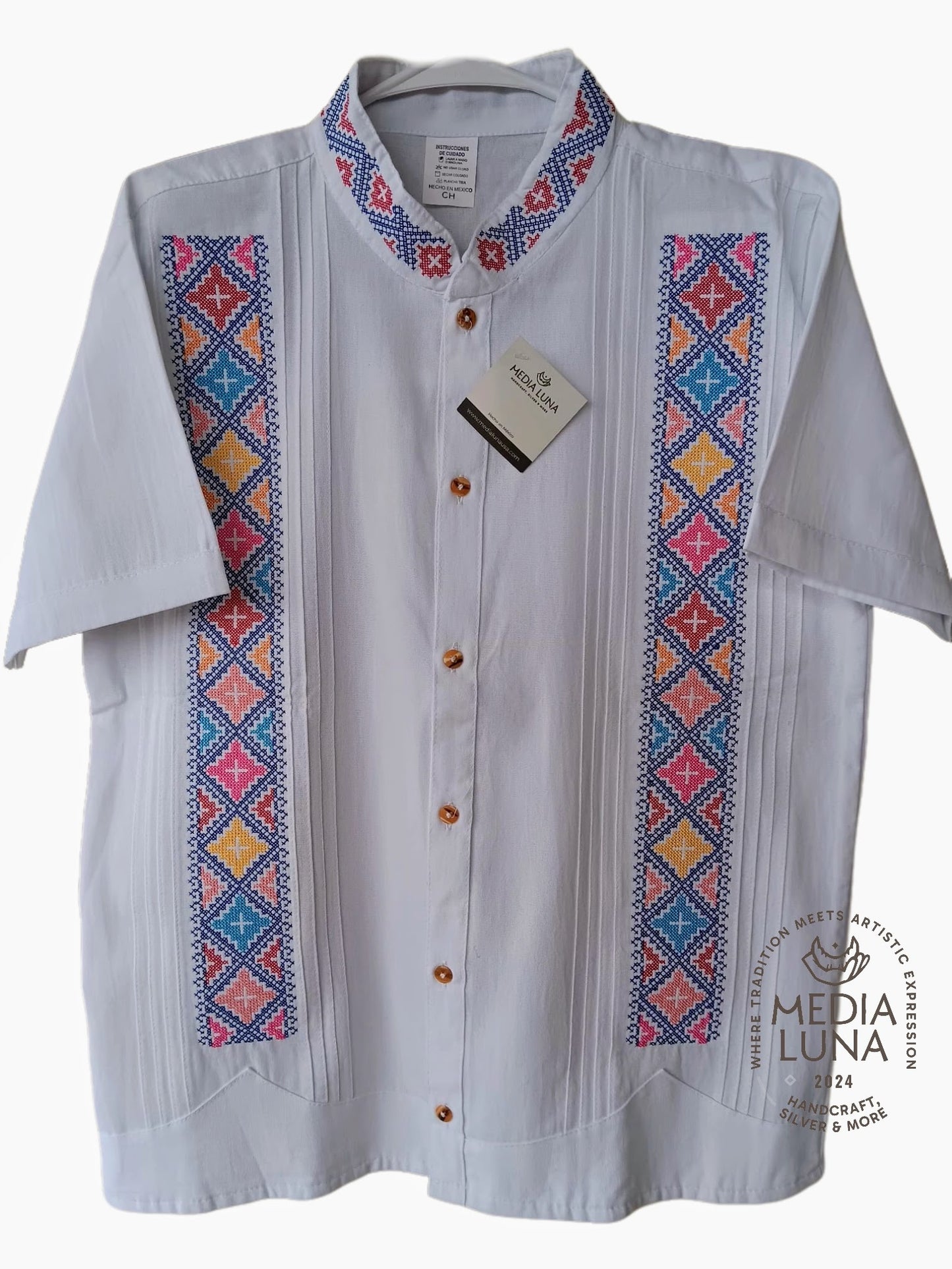 Guayabera de algodón, con rombos de colores bordados en punto de cruz.