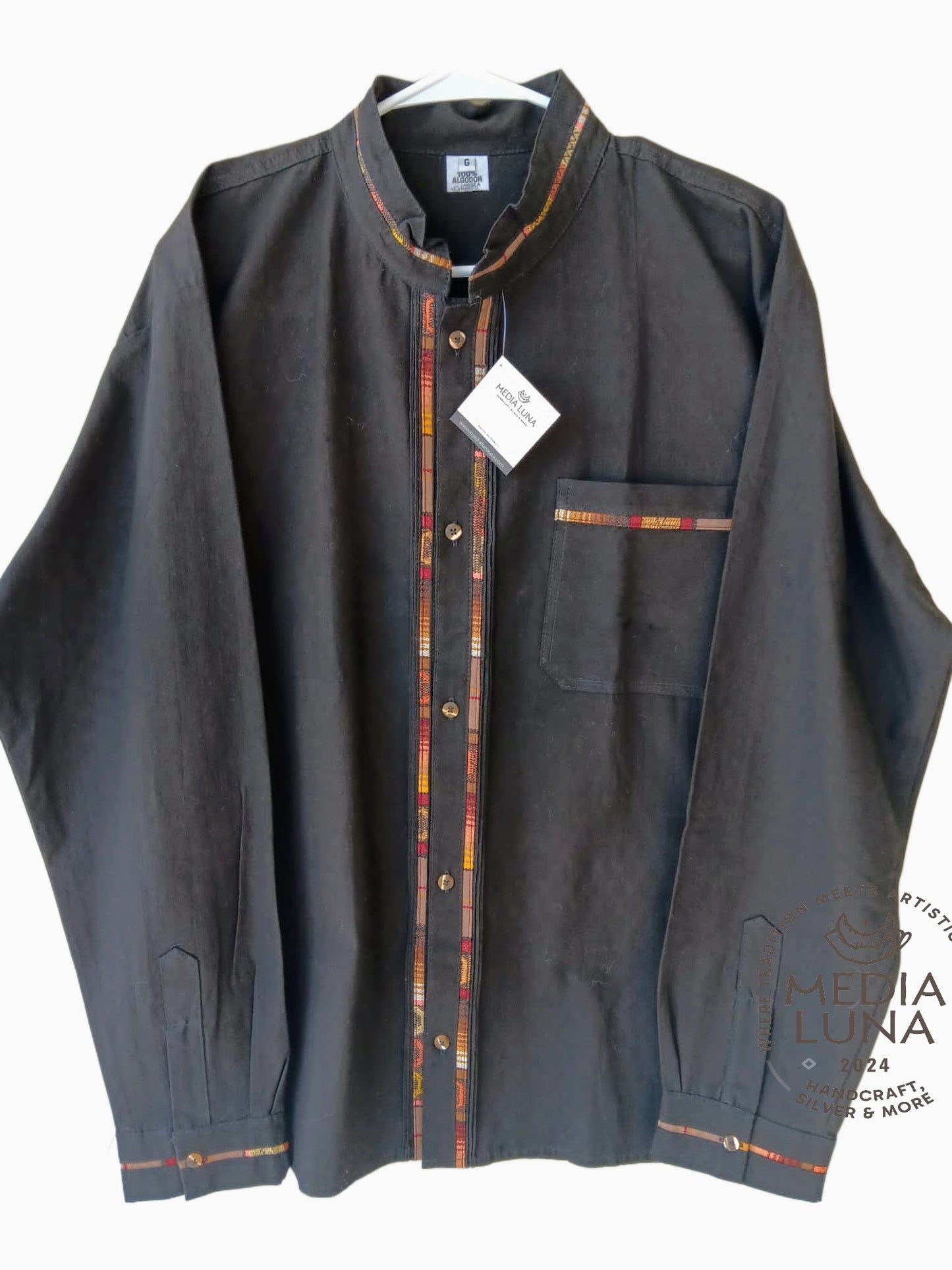 Camisa tipo Guayabera Coralillo de manga larga.
