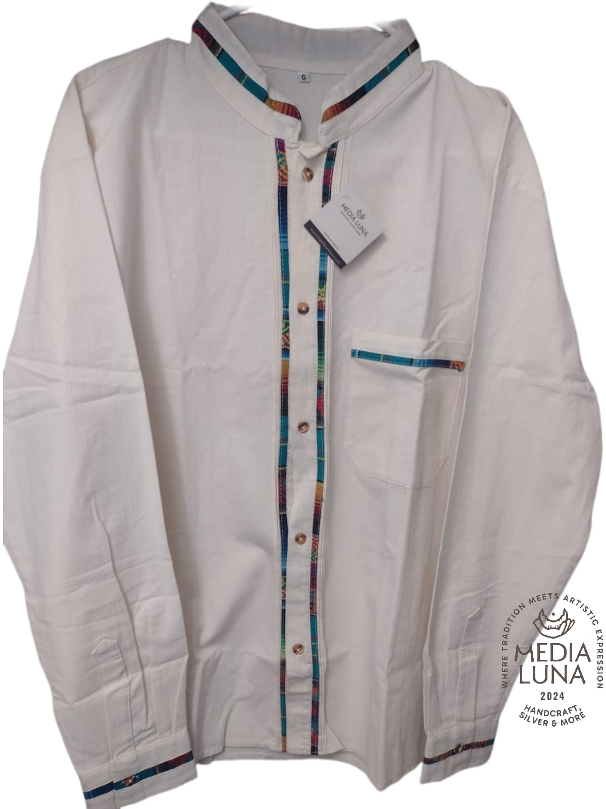 Camisa tipo Guayabera Coralillo de manga larga.
