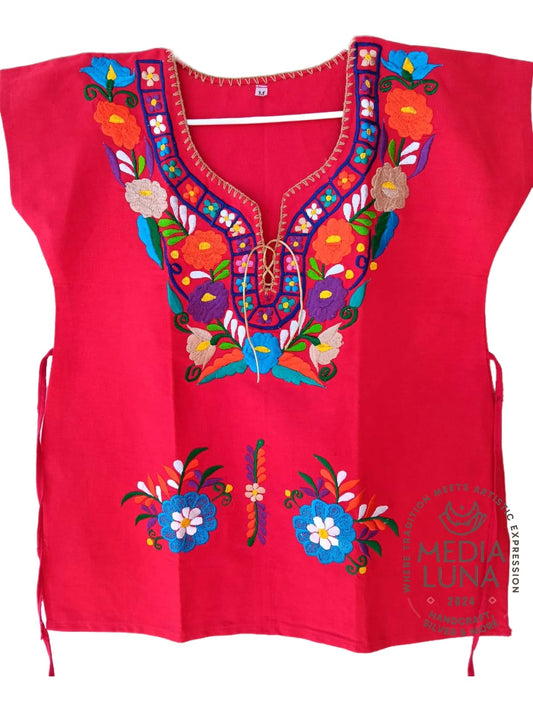 Blusa artesanal tipo kimono con bordado floral.