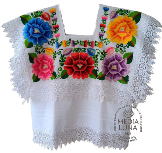 Huipil bordado de estilo yucateco tipo terno.