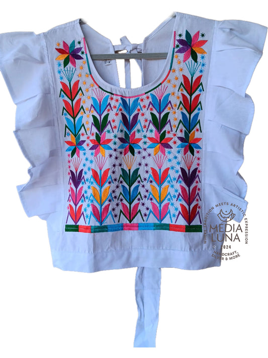 Blusa artesanal con bordado de flores.