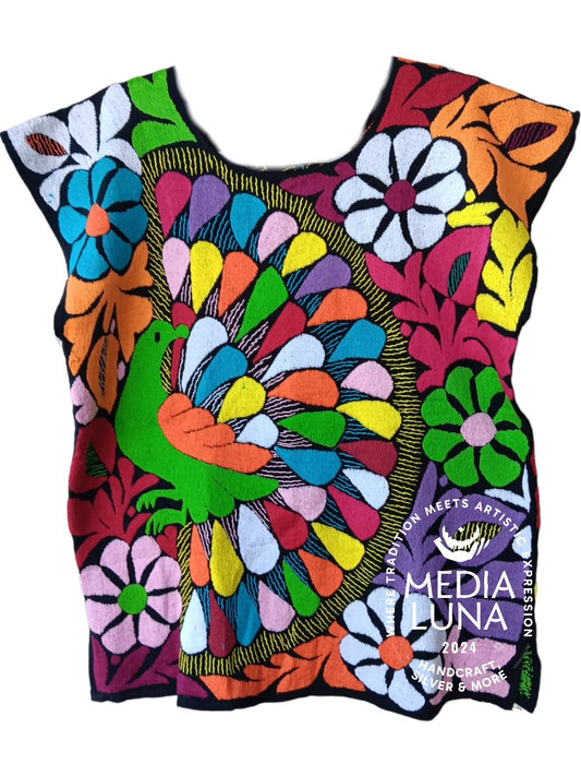 Blusa o huipil artesanal oaxaqueño de manta de algodón bordado a mano.