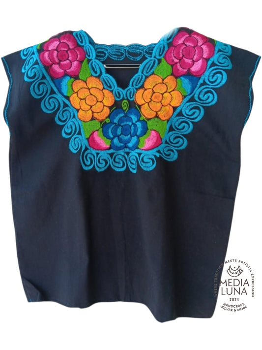 Blusa artesanal color negro con bordado multicolor de flores.