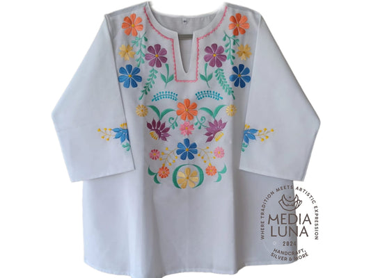 Blusa artesanal yucateca con bordado floral.