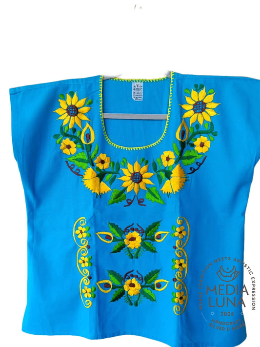 Blusa artesanal color azul turquesa con bordado de girasoles.