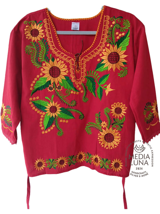 Blusa artesanal con bordado de girasoles.