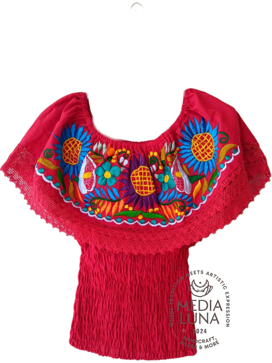 Blusa artesanal de algodón bordada con motivos florales y de Fiestas Patrias.