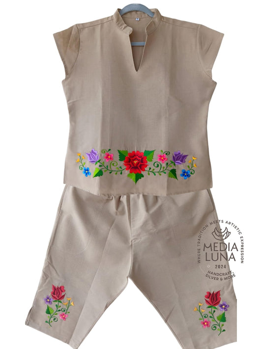 Conjunto artesanal de 2 piezas con bordado de flores.
