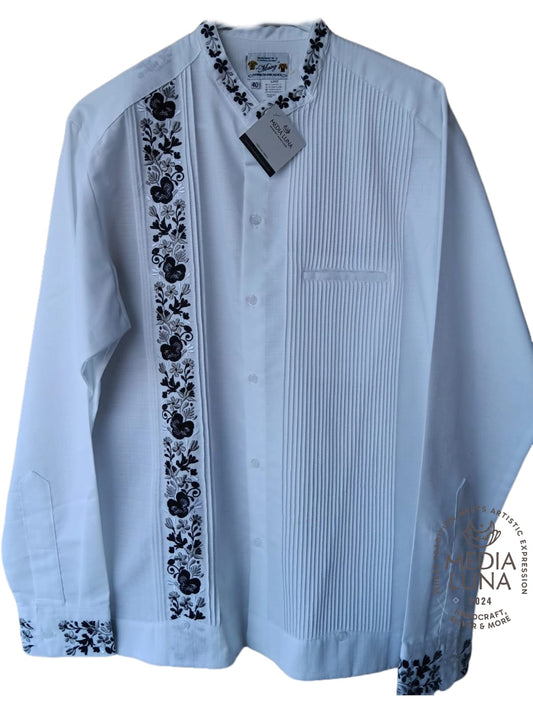 Guayabera yucateca de lino color blanco, manga larga.