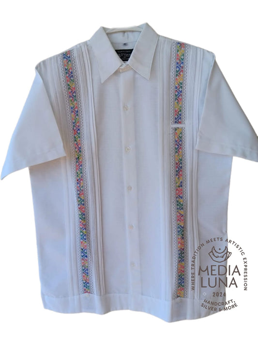 Guayabera modelo Arcoíris, diseño clásico bordado de colores.