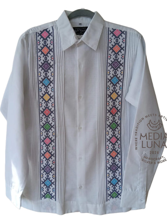 Guayabera artesanal confeccionada en lino de color blanco.