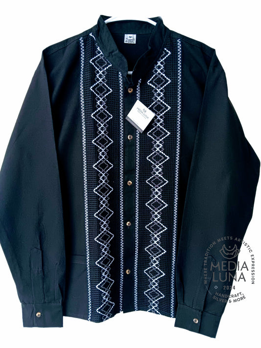 Camisa artesanal con bordado en rombos color negro manga larga.