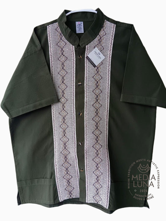 Camisa artesanal tejida en algodón color verde.