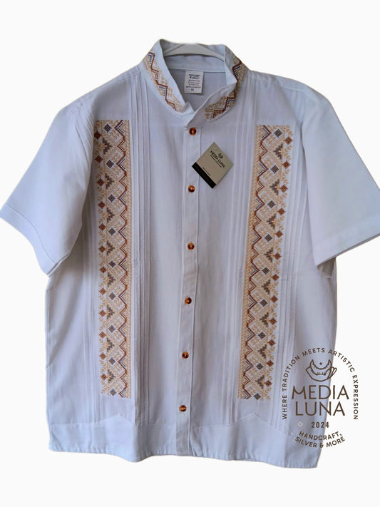Guayabera con bordado en punto de cruz en colores marrón, beige y azul.