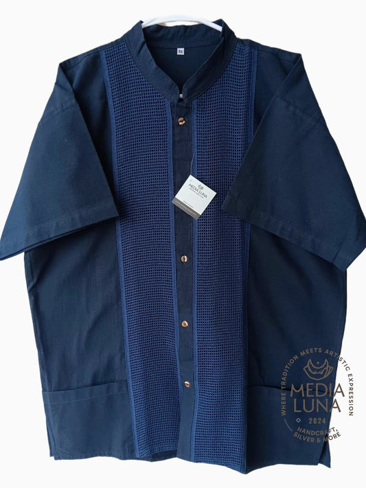Guayabera color azul marino manga corta.