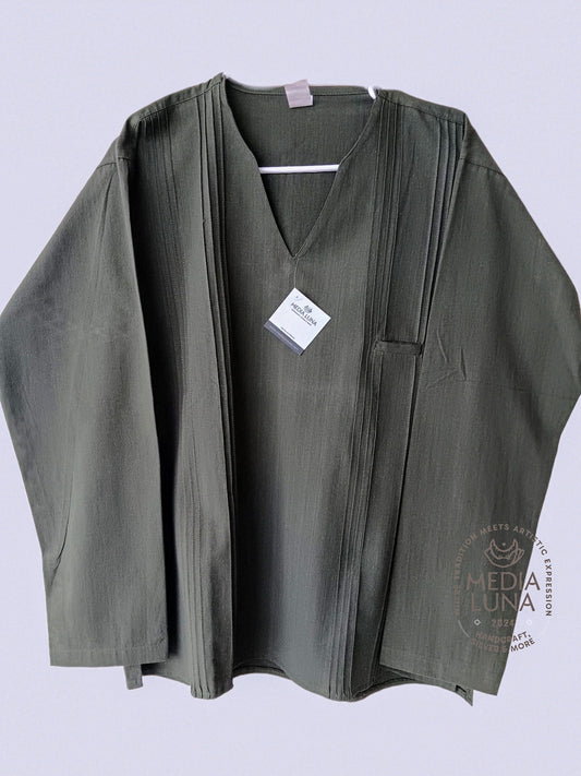 Camisa artesanal color verde olivo manga larga.