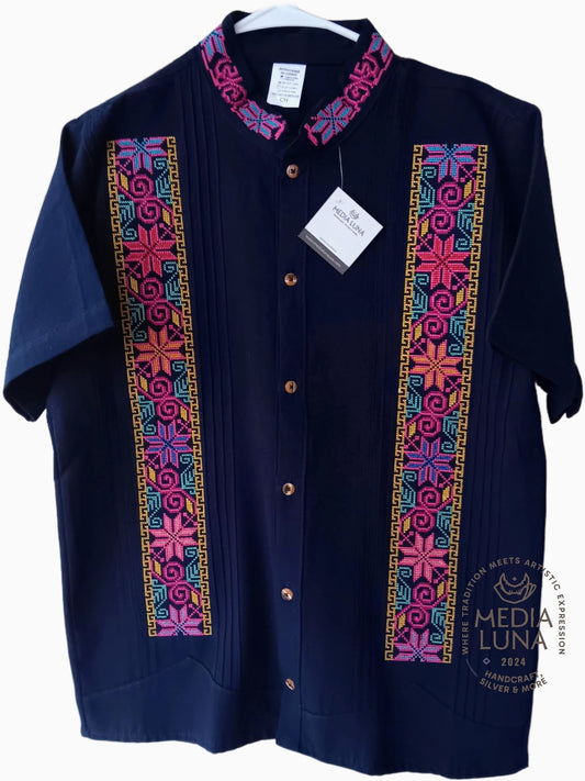 Camisa tipo Guayabera de algodón, color azul marino manga corta bordada en grecas.