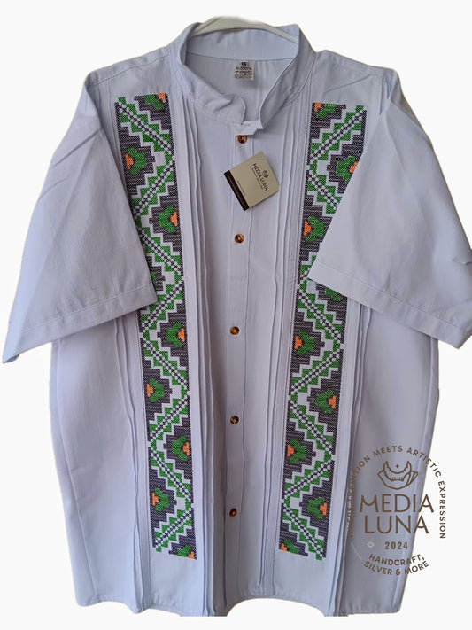 Guayabera artesanal con bordado en punto de cruz color verde y negro.