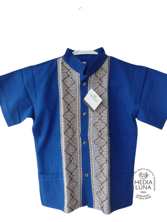 Guayabera artesanal color azul manga corta para niño.
